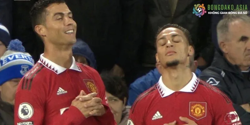 Cách ăn mừng trái tim của ronaldo